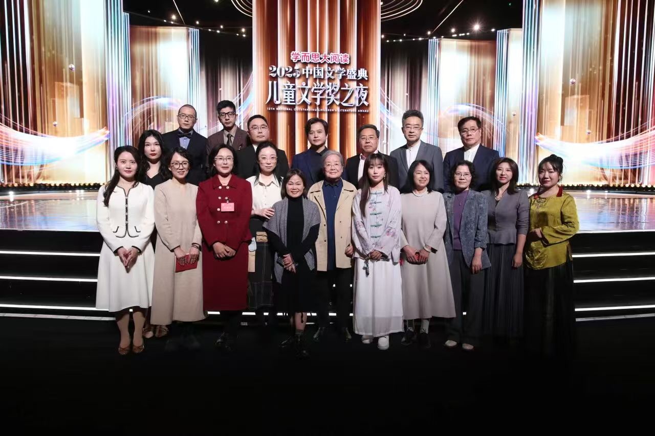 1764229190142694.jpg 获奖合影.jpg